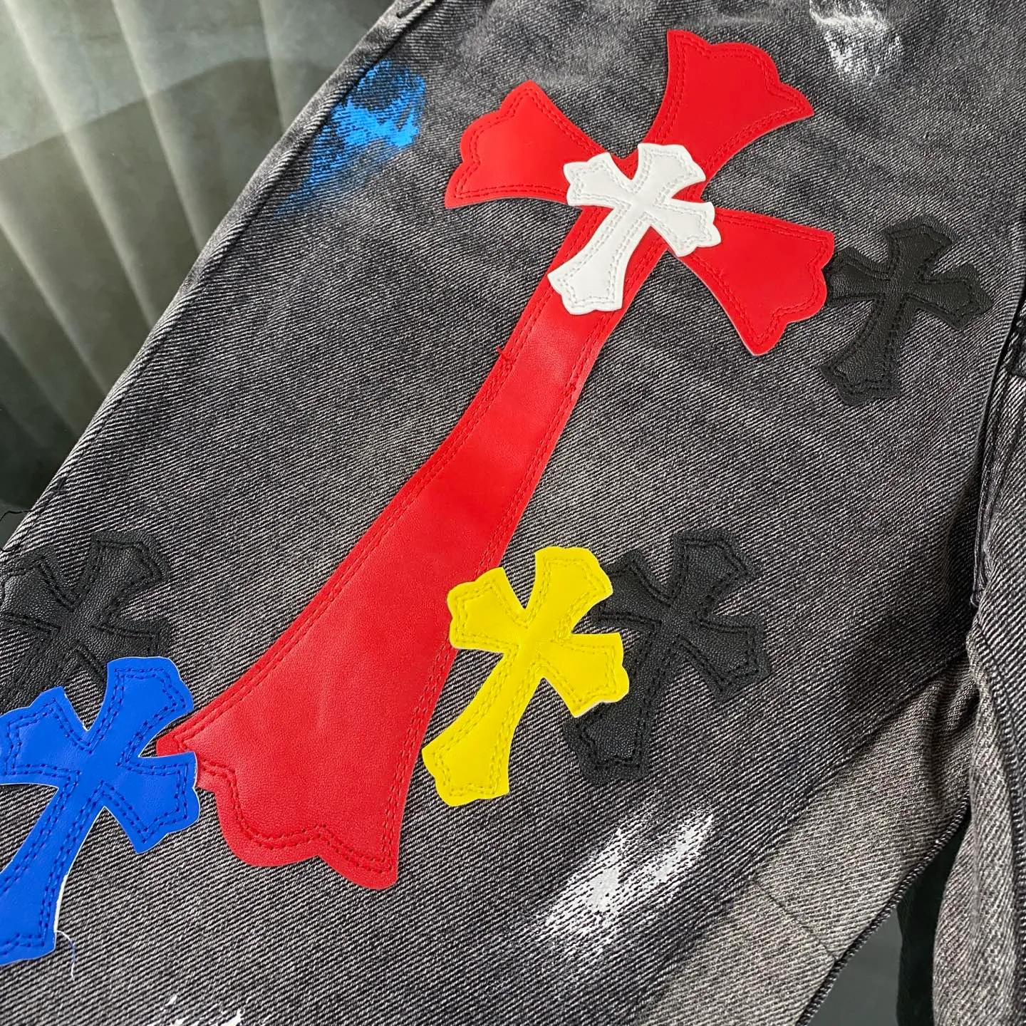 P270 CH Chromehearts colorful stitched cross patch leather retro hand-painted splash-ink jeans, counter price 34W level, patch cross flower embellishment, washed jeans! ! An absolutely high-end luxury product, a 1.9W-level god-level single product, a super popular product, made by top heavy industry, a magic weapon that cannot be missed! [About Zangyin] This is an extremely luxurious fashion brand that can also be called the aristocracy of the high street. It has always been an exclusive brand for some hipsters or rich second generations. Compared with ordinary high streets, it is more luxurious and noble. Compared with luxury brands, it is more fashionable and individual. It has always been a brand that I have a special liking for. [Top heavy industry fashion design] Consistently high-street luxury style. Speaking of this style, the Zangyin family and GU family are definitely the leading representative brands. Especially the Zangyin family has really achieved a state-of-the-art effect in creating high-street style. The unique washed material is used to create this style. The color system is already quite eye-catching. After it is decorated with patchwork cross flowers, it cleverly highlights the charm of the brand. Secondly, this style uses classic The high-waist cutting design highlights the long legs and fashionable temperament of the upper body. The brand is highly recognizable and the slim fit configuration is more suitable for daily wear. It is a product that interprets personality, fashion, and specifications at a glance. This single product is enough to make any fan excited. It can be a white T-shirt for a youthful college style, or a tight suspender for a royal style. It has strong matching ability and can be easily controlled by men.  [Materials and craftsmanship] Needless to say, this point goes without saying. As an excellent craftsman brand, Zangyin’s requirements for details and craftsmanship are really perfect. The washed color of this model has gone through so many processes, not to mention the embellishment of denim appliques. It is also purely hand-made and sewn. Just like what they believe in, only hand-made things have soul and have the meaning of wear. A top-notch heavy-duty fashionable denim item, I look forward to your perfect interpretation! !  Color: black gray Size: 28-36